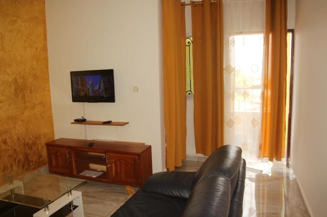 Residence 2K Studio Meuble-Chapelle Symbock-Gardien-Wifi-Location Vehicule Yaoundé Buitenkant foto