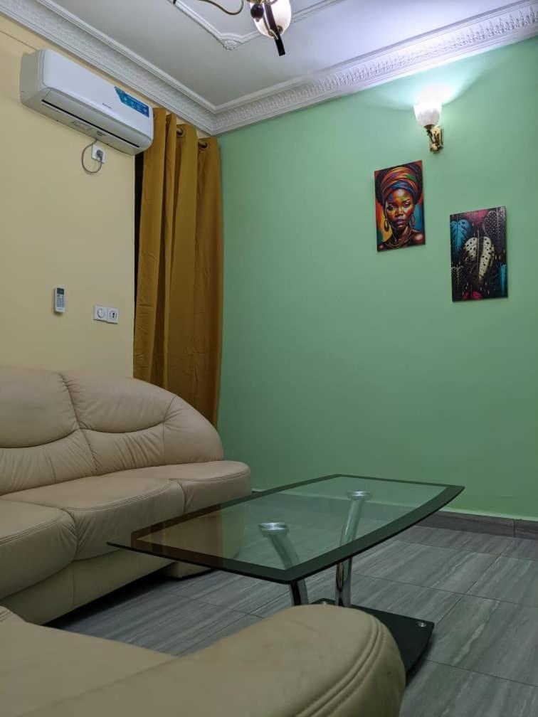 Residence 2K Studio Meuble-Chapelle Symbock-Gardien-Wifi-Location Vehicule Yaoundé Buitenkant foto