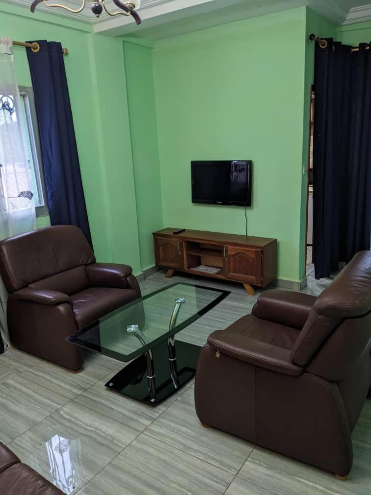 Residence 2K Studio Meuble-Chapelle Symbock-Gardien-Wifi-Location Vehicule Yaoundé Buitenkant foto