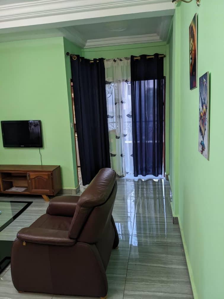 Residence 2K Studio Meuble-Chapelle Symbock-Gardien-Wifi-Location Vehicule Yaoundé Buitenkant foto